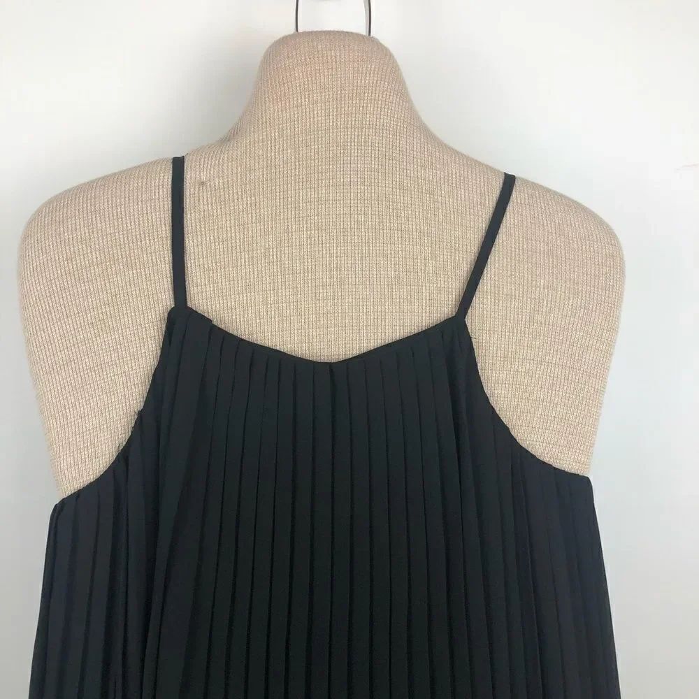 Glamorous pleated little black dress - Picture 5 of 13